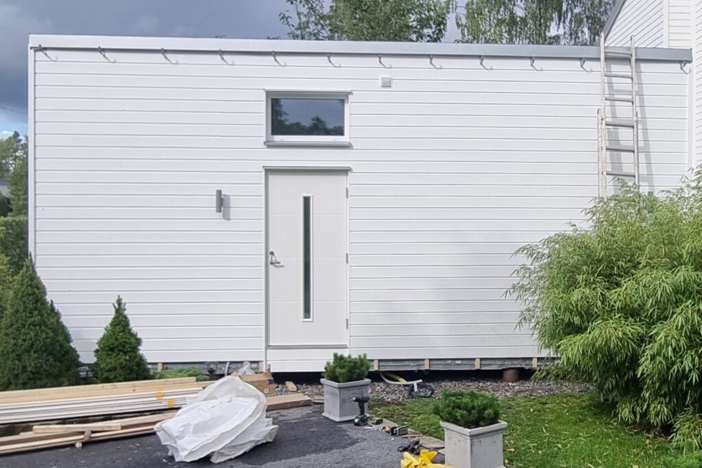 Entrétrappa byggd av sten och markplattor i Kungsängen