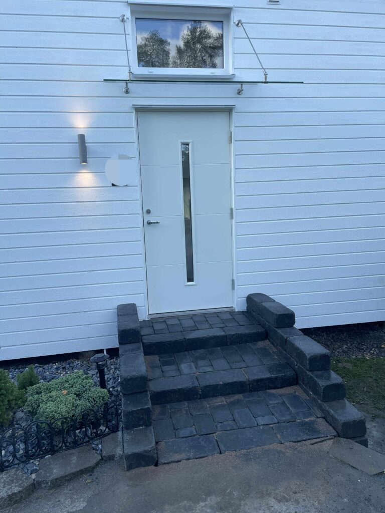 Entrétrappa av sten och betongplattor i Stockholm