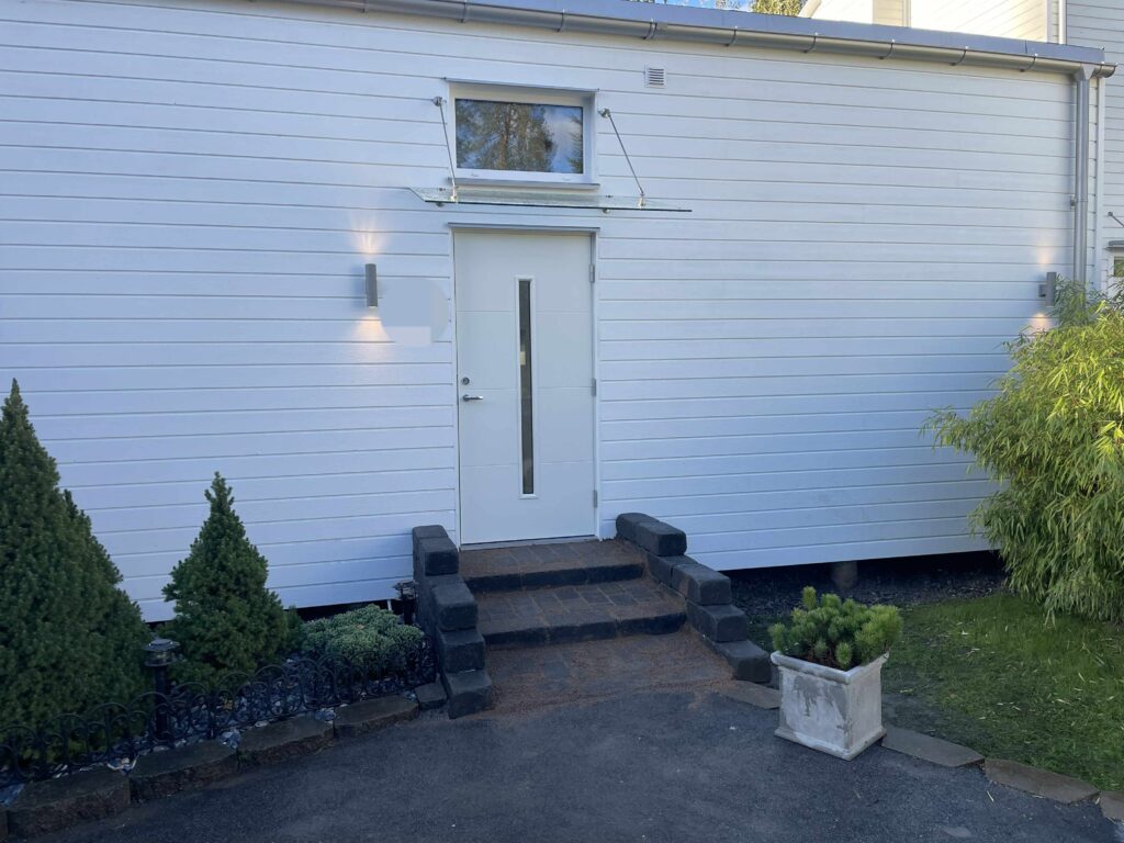 Byggnation av entrétrappa med sten och trädgårdsplattor i Kungsängen – MJ Bygg & Mark AB